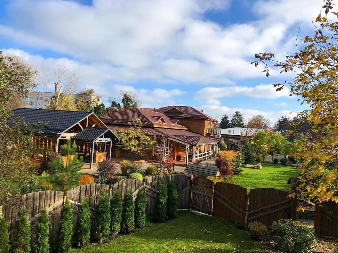 Hotel Bannyi Dvor Uzyn Buitenkant foto