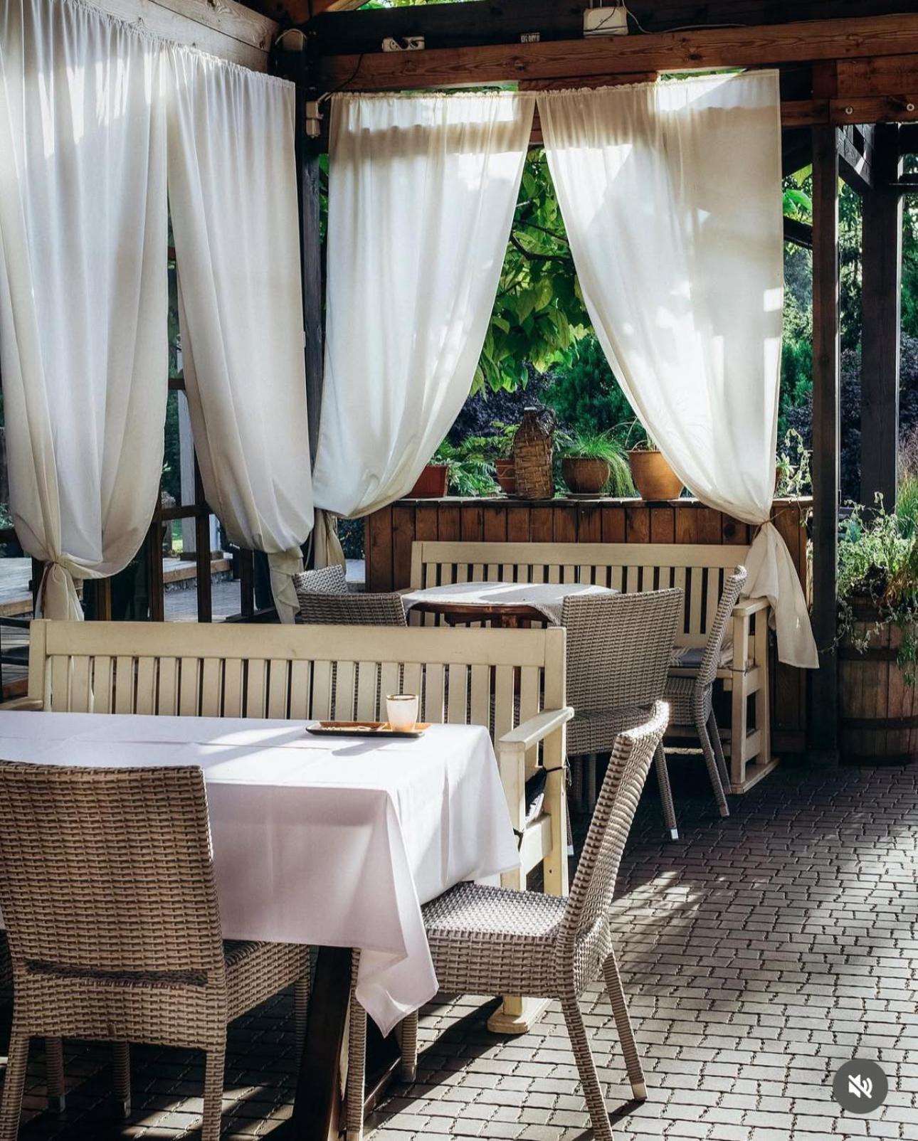 Hotel Bannyi Dvor Uzyn Buitenkant foto